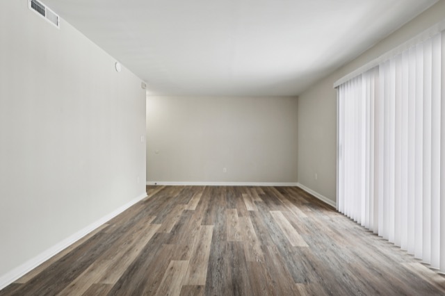 Wingate living room photo 3