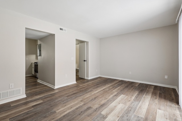 Wingate living room photo 5